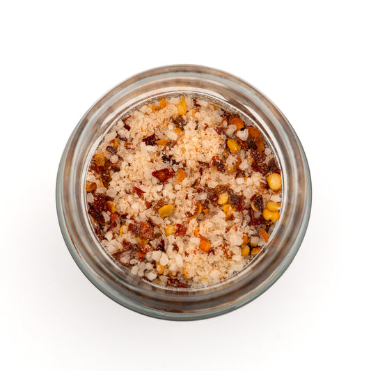 Offenes Glas Chilisalz – rote Chiliflocken im Meersalz, kräftige Farbe