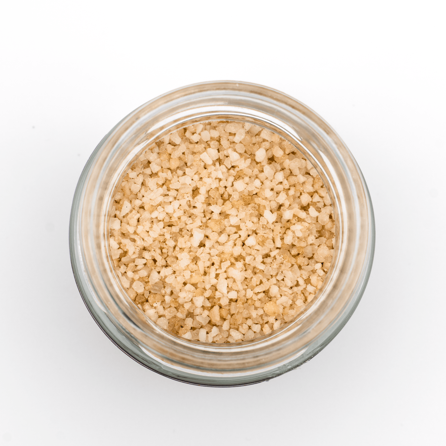 Offenes Glas Rauchsalz. Dunkles Meersalz mit rauchiger Struktur