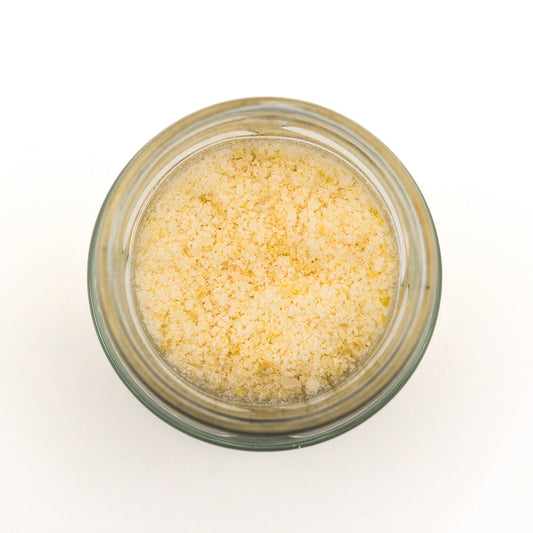 Offenes Glas Zitronensalz – grobes Meersalz mit feinem Zitronenabrieb.