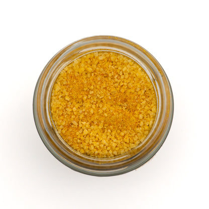 Offenes Glas Kurkumasalz – intensives Gelb durch Kurkuma, feine Körnung