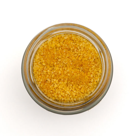 Offenes Glas Kurkumasalz – intensives Gelb durch Kurkuma, feine Körnung