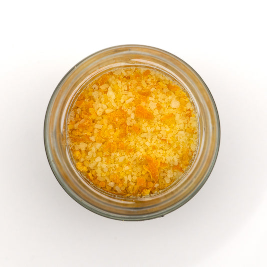 Offenes Glas Orangensalz – Meersalz mit Orangenschale, natürliche Struktur sichtbar