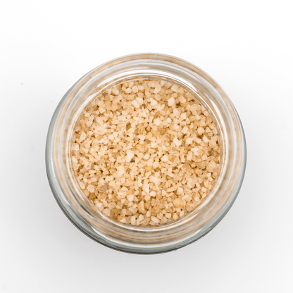 Offenes Glas Rauchsalz. Dunkles Meersalz mit rauchiger Struktur