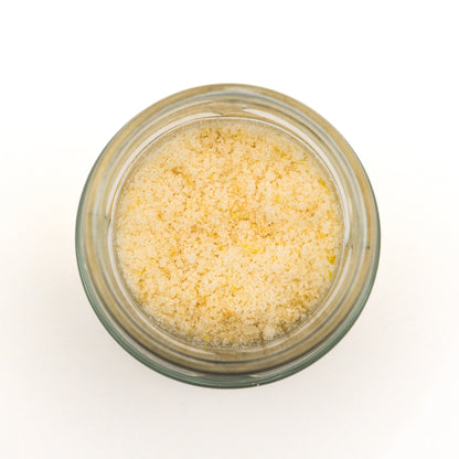 Offenes Glas Zitronensalz – grobes Meersalz mit feinem Zitronenabrieb.